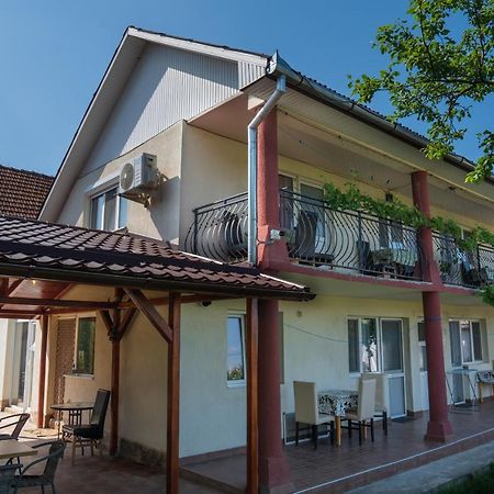 Denisa&Rares Hotell Tasnad Exteriör bild