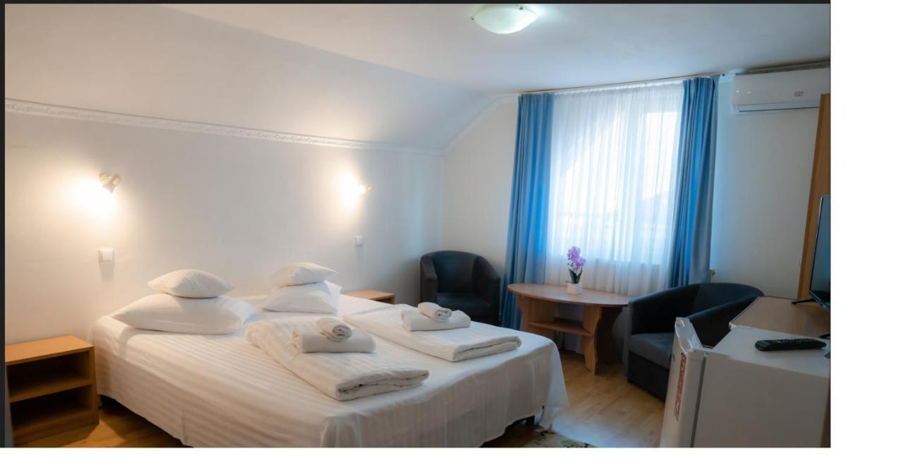 Denisa&Rares Hotell Tasnad Exteriör bild