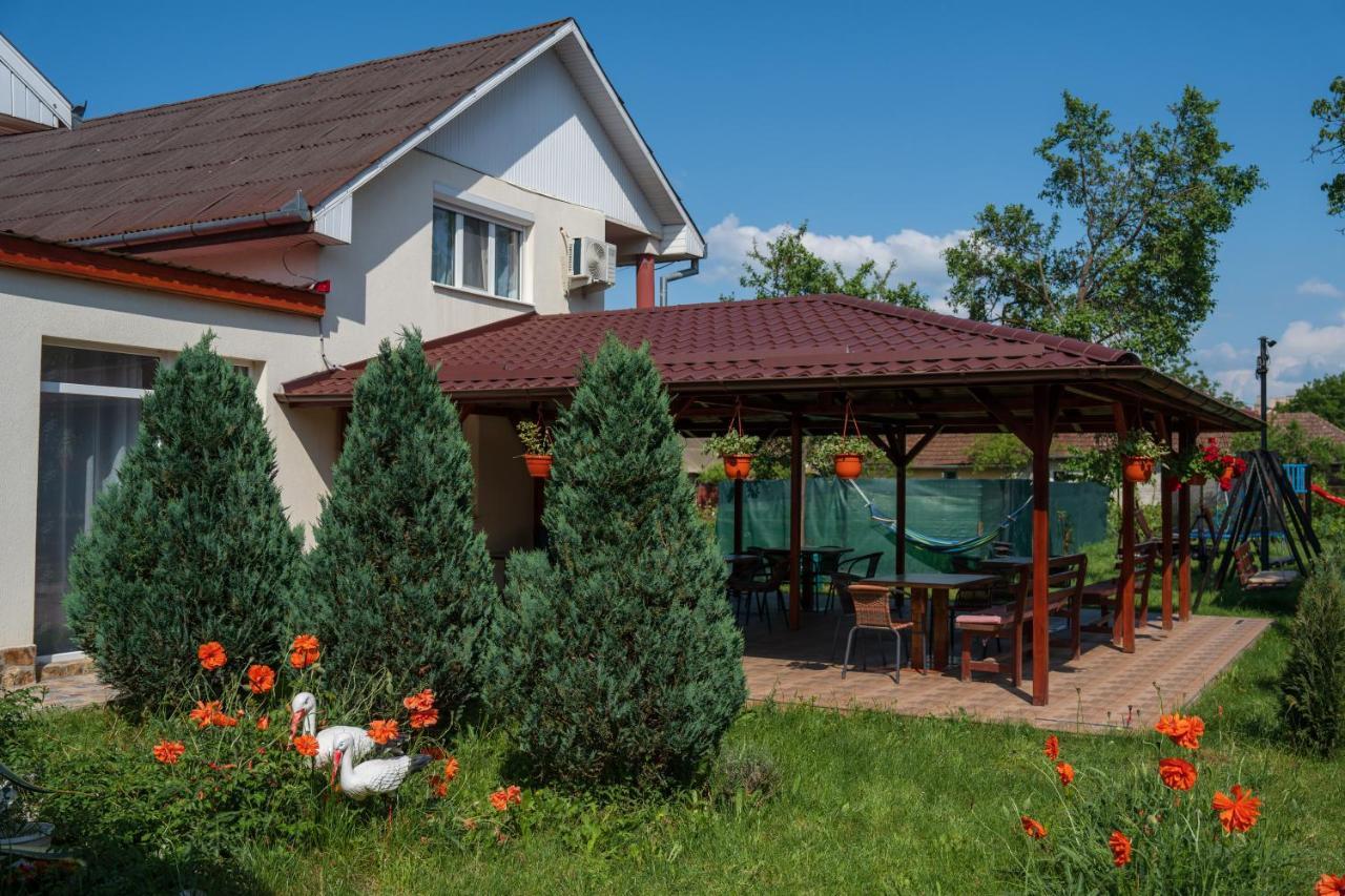 Denisa&Rares Hotell Tasnad Exteriör bild