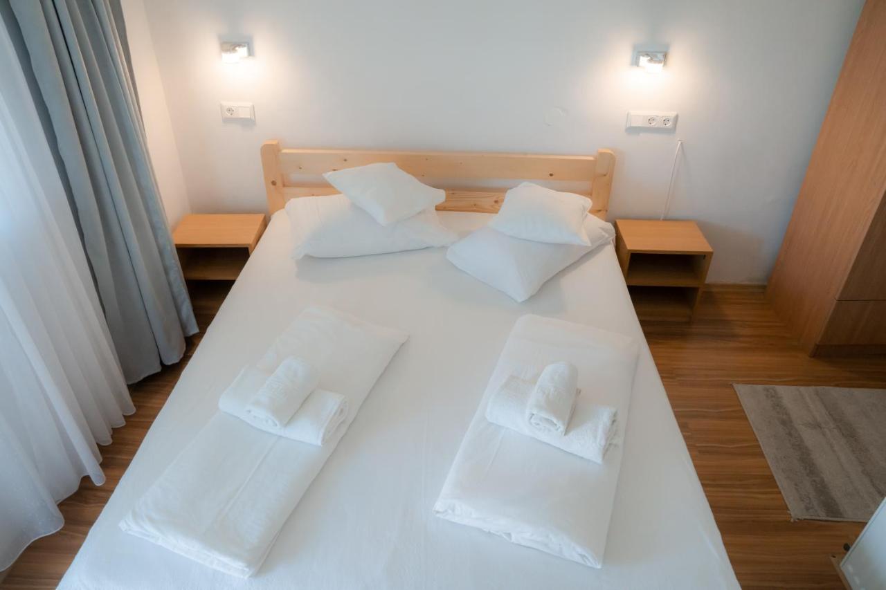 Denisa&Rares Hotell Tasnad Exteriör bild